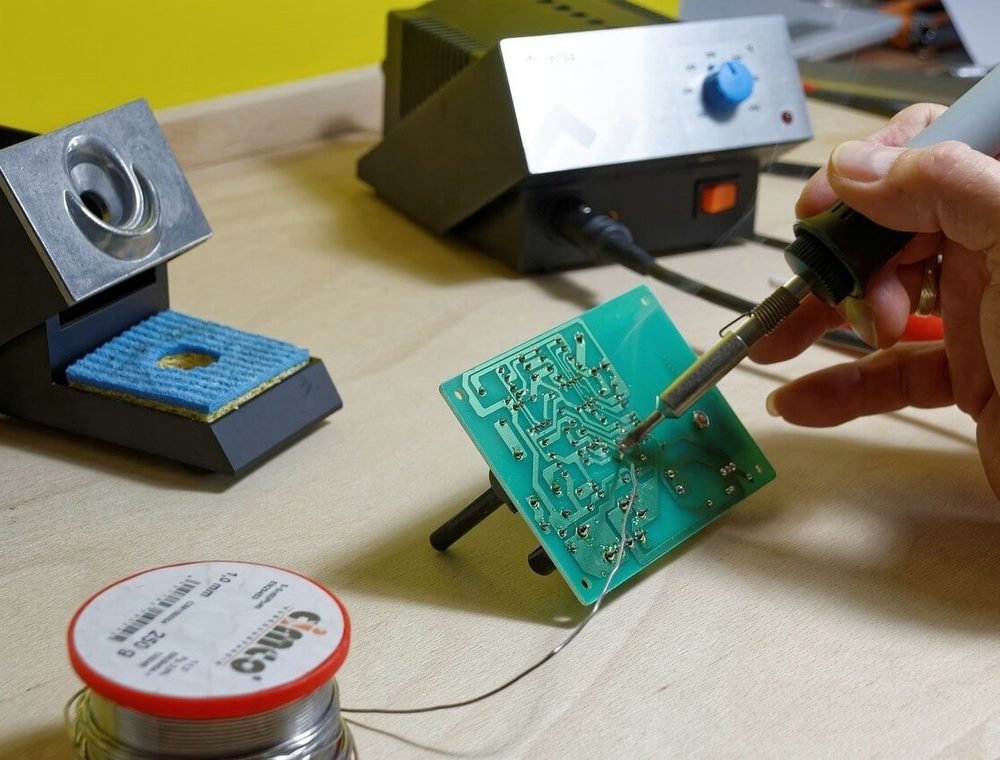 Reparación de una placa electrónica con soldador